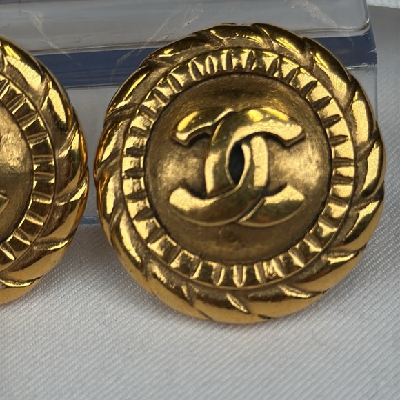 COA CHANEL CC 24K Goldplated Earrings 1.2” Diameter Vintage Clip On - Picture 4 of 9